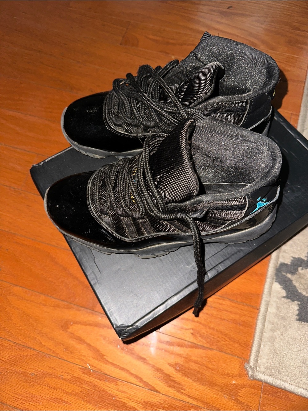 𝐘𝐨𝐮𝐧𝐠 𝐦𝐞𝐧’𝐬 Black High-Top Athletic Sneakers